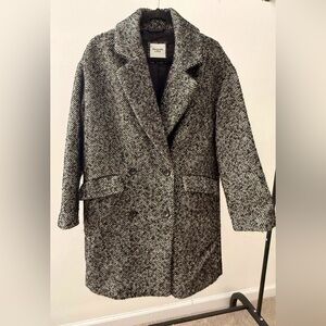 Abercrombie Women’s Oversized Black and White Herringbone Coat. Size S